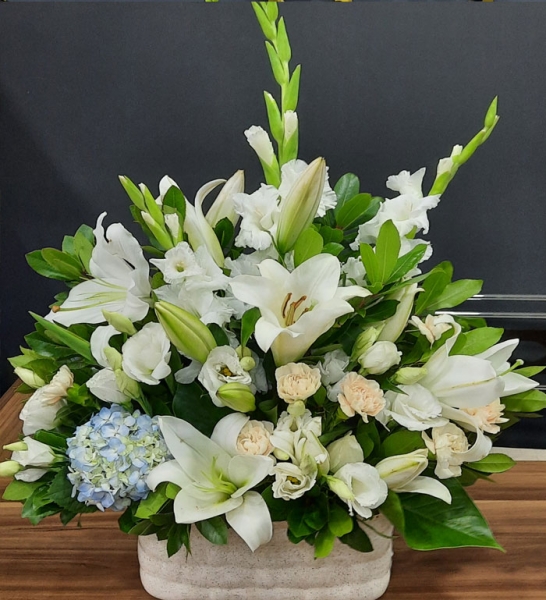 Bayrampaşa Çiçekçi Lüx Beyaz Lilyum Gül Aranjman