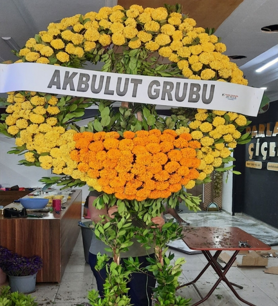 Bayrampaşa Çiçekçi Sarı Çiçeklerle Cenaze Çelengi