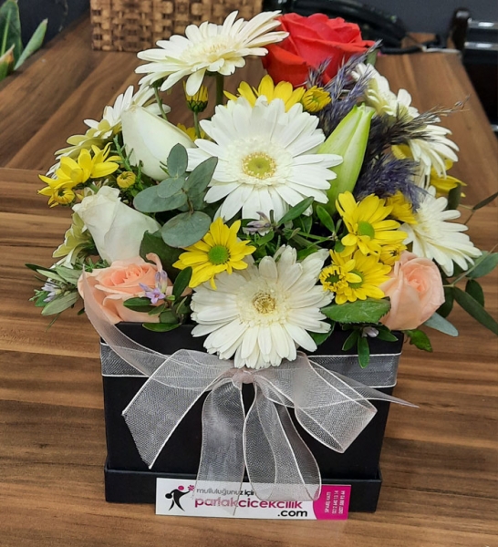 Bayrampaşa Çiçekçi Kutuda Karışık Mix Renkli Çiçekler