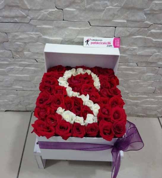 Bayrampaşa Çiçekçi Kırmızı Beyaz Güllerden Harfli Kutu