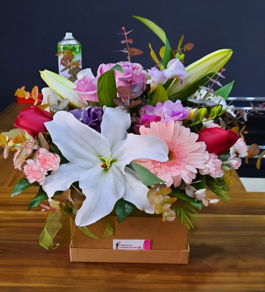 Bayrampaşa Çiçekçi Kutuda Mix Karışık Renkli Çiçekler